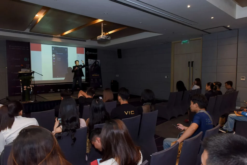 Mr. Thanh Son was giving instructions on joining HB Community